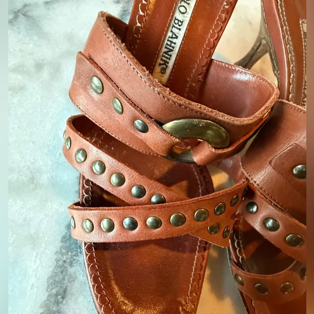 Manolo Blahnik cognac leather peep toe kitten heel sandals with brass studs 36.5 - Picture 5 of 6